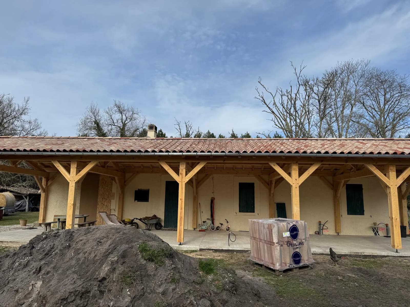 Grand auvent en charpente traditionnelle sur une maison landaise